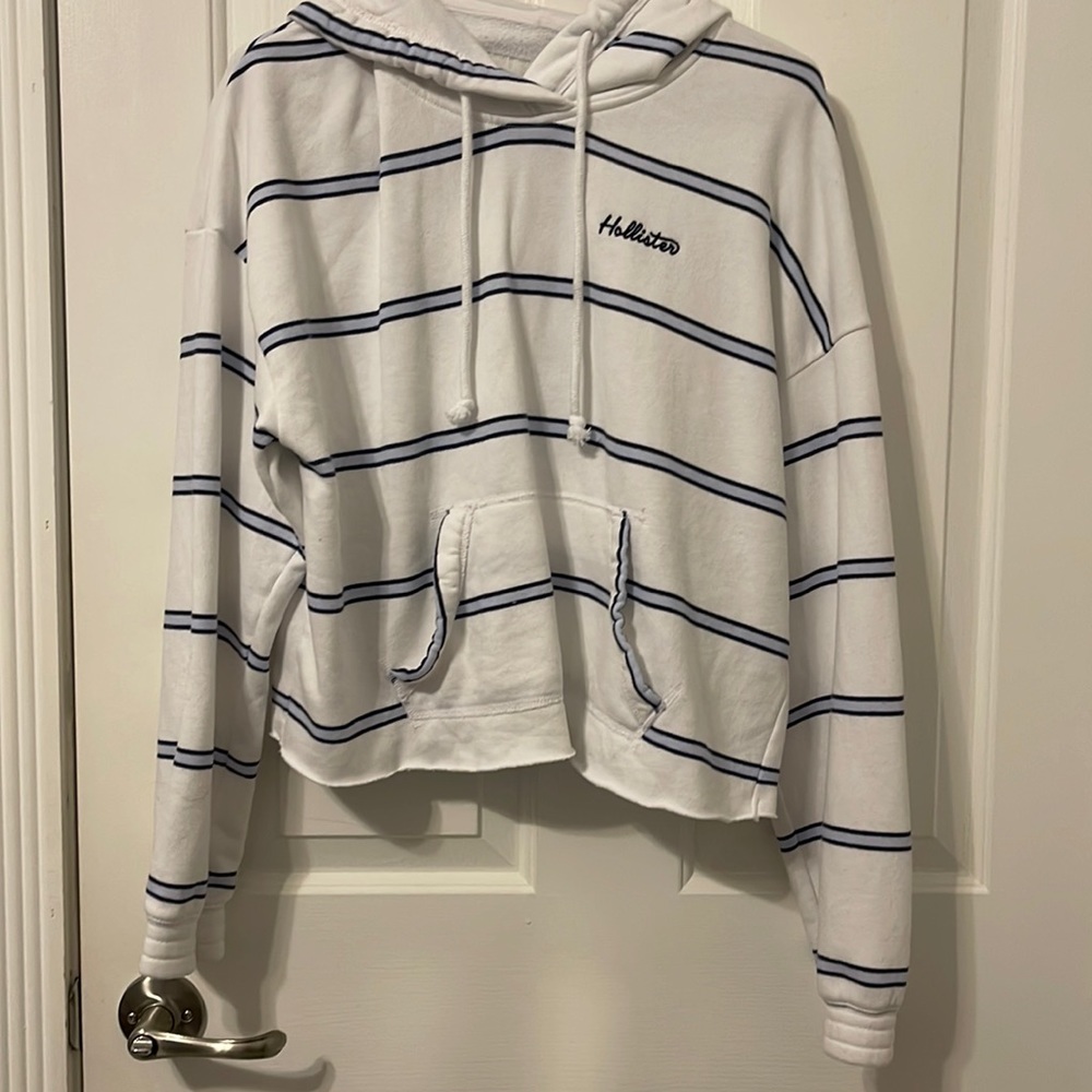 Size M Hollister crop top sweatshirt